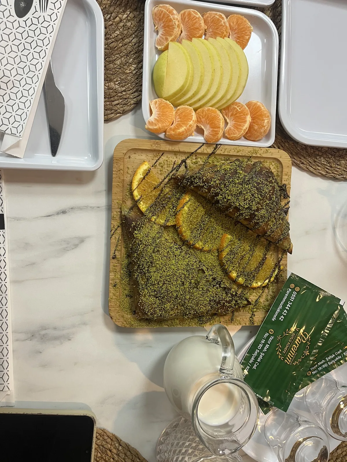 Çikolatalı katmer, meyve tabağıyla