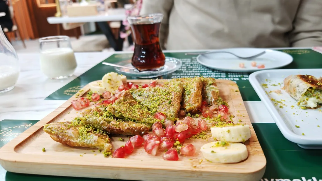 Ahşap tahtada katmer dilimleri